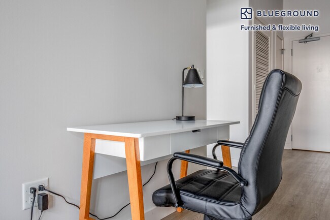 Foto del edificio - 450 W Belmont Ave