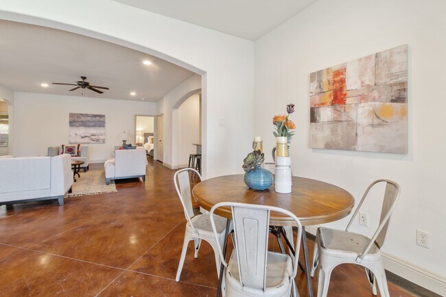 Foto del edificio - * MOVE IN SUMMER 7/25/2027 * 5 Bed 3 Bath,...