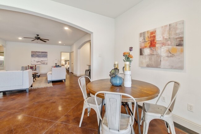 Building Photo - * MOVE IN SUMMER 7/25/2027 * 5 Bed 3 Bath, Walk to TCU, Free Monthly Light Housekeeping