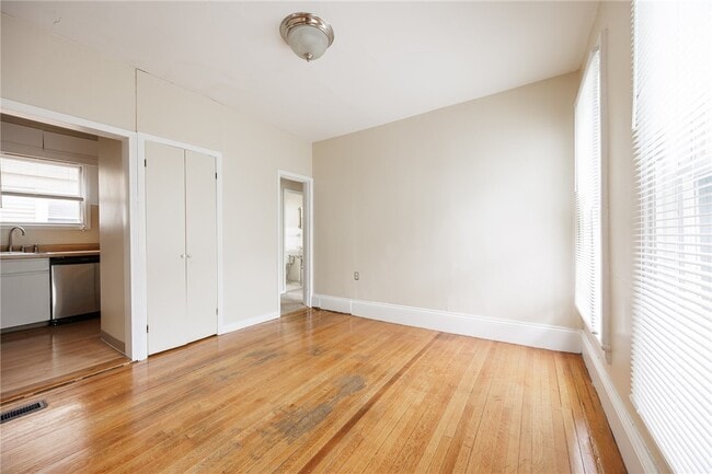 Building Photo - 18 Vick Park B