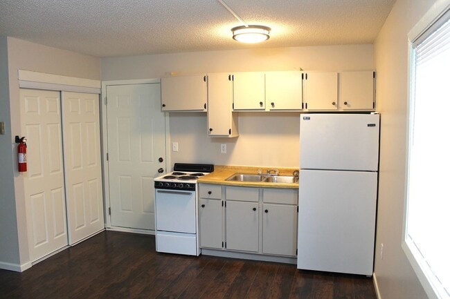 Building Photo - AVAILABLE June 1st - Newly Renovated Studio