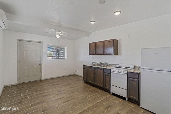 Building Photo - 7921 Lirio Rd