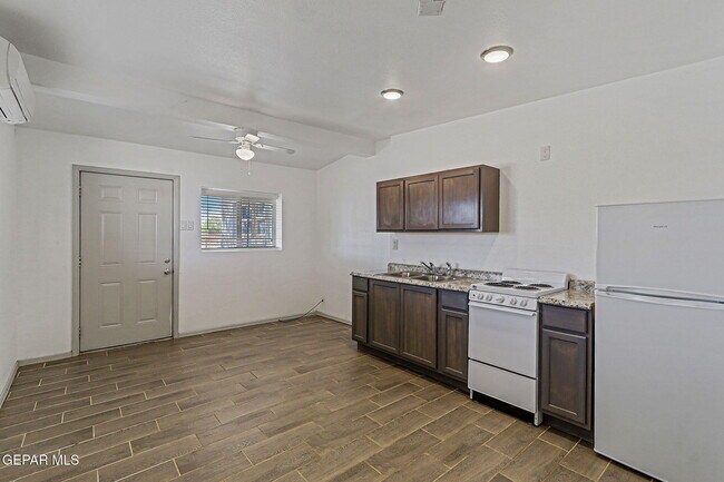 Foto del edificio - 7921 Lirio Rd