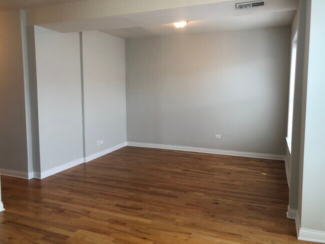 Foto del edificio - 1216 W Diversey Pkwy
