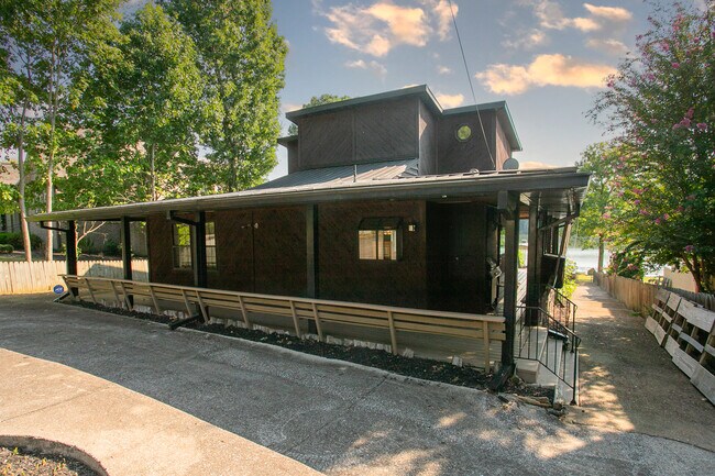 Building Photo - 335 River Dr