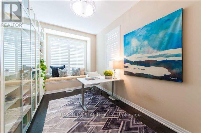 Photo du bâtiment - 285 Sixteen Mile Dr