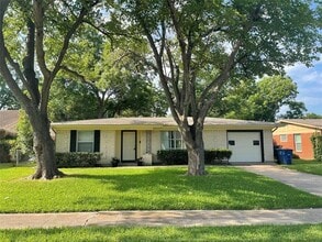 Building Photo - 2532 Highwood Dr