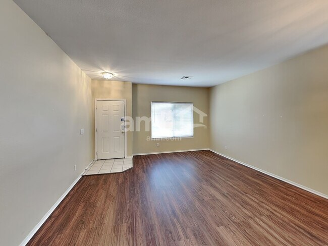 Foto del edificio - 14216 W Columbus Ave