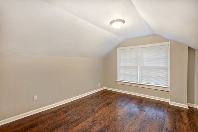 Building Photo - 606 West 35th