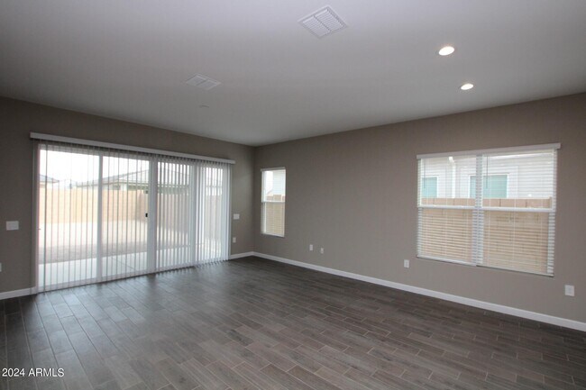 Foto del edificio - 40774 W Sunland Dr