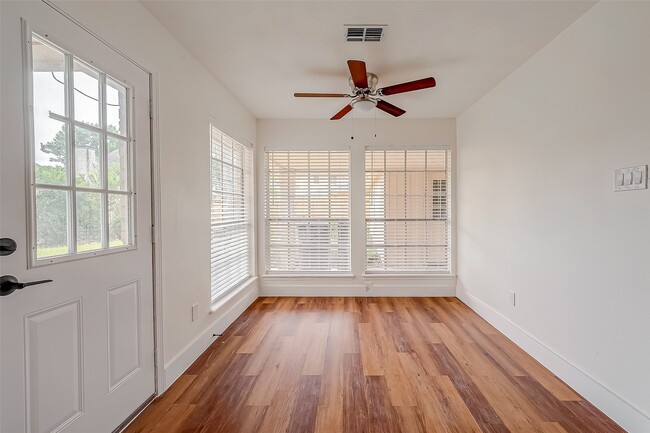 Building Photo - 934 Goldfinch Ave