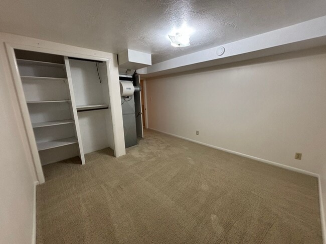Building Photo - Great University Area Home!