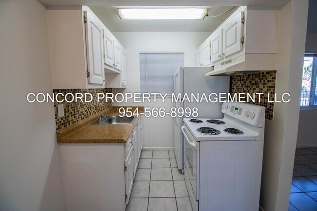 Foto del edificio - Poolside 1 Bedroom 1 Bathroom- Pool- Laundry on Site- Available Now