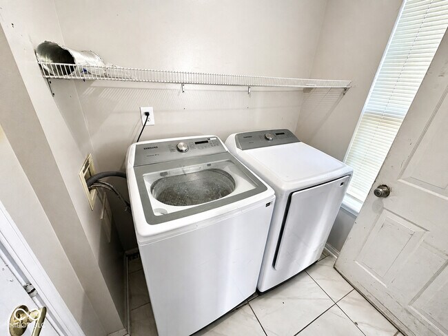 Foto del edificio - 7226 Parklake Cir