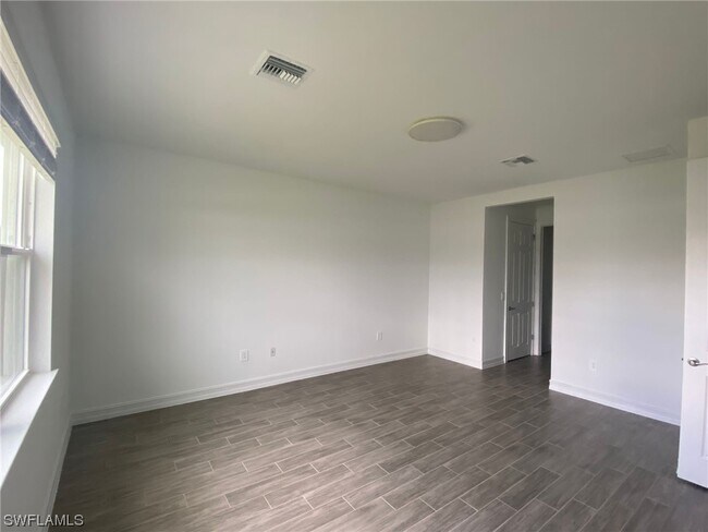Foto del edificio - 2974 Royal Gardens Ave