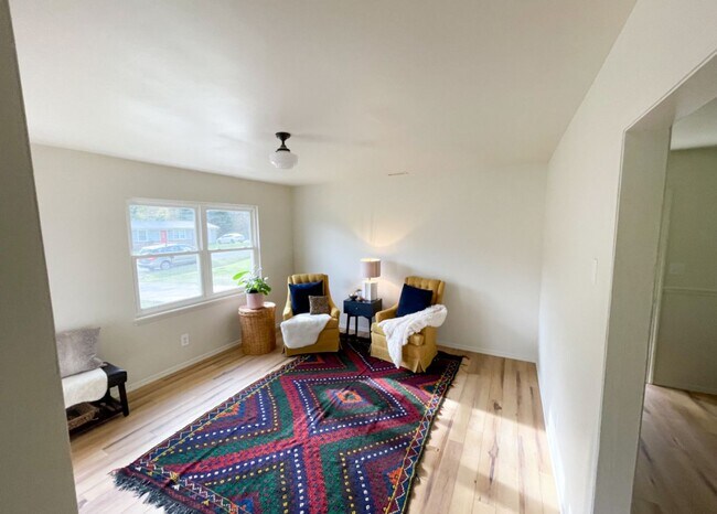 Building Photo - 4 bed 2 bath home recently remodeled off o...