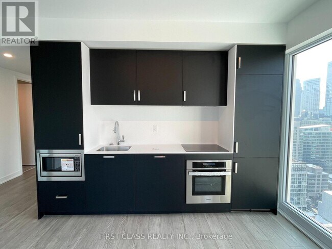 Building Photo - 88 Queen St E