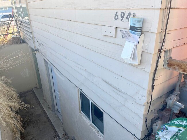 Building Photo - Lower level duplex 2 bedroom unit-nice kit...