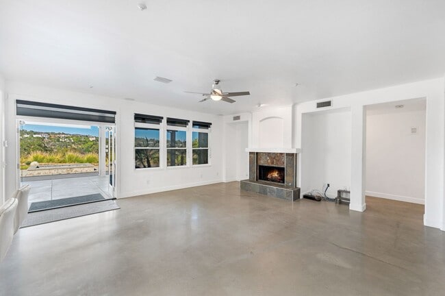 Building Photo - GATED ESTATE AND ENTERTAINER'S DREAM!