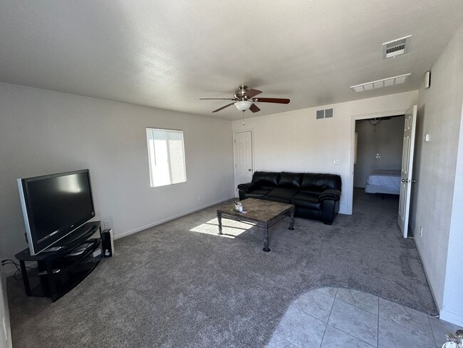 Foto del edificio - Why rent an apartment when you could have ...