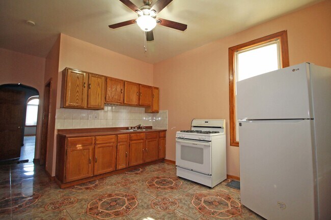 Building Photo - 2929 W Belmont Ave