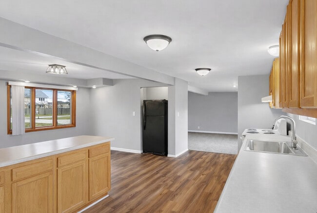 Building Photo - 725 S Spencer Rd