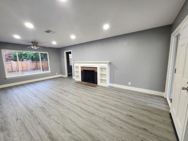 Foto del edificio - Charming 3-Bedroom Home for Rent in a Quie...