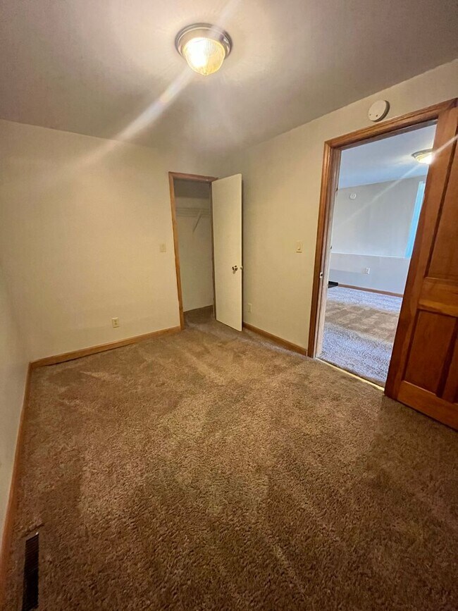 Foto del edificio - AVAILABLE SEPTEMBER - 2 BED 1 BATH Apt!