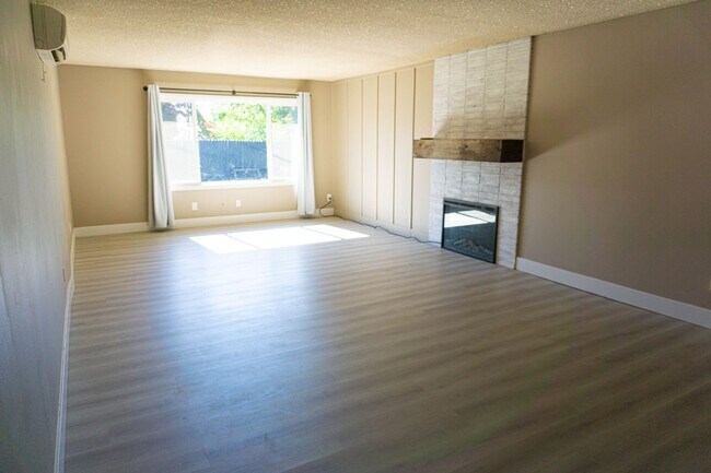 Building Photo - Three Bedroom with a Den Home For Rent