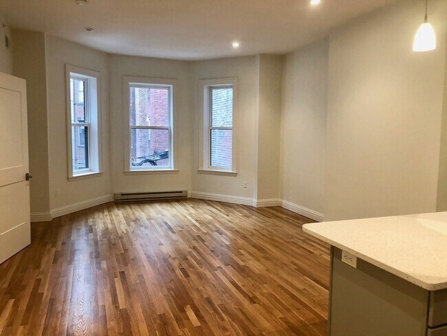 Building Photo - 166 Newbury St