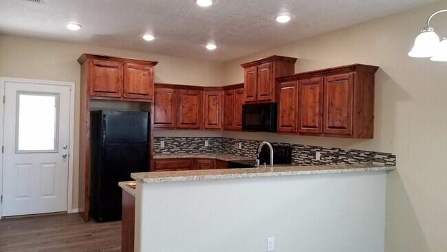 Foto del edificio - OPEN FLOOR PLAN ON HOME ONLY 1 YEAR OLD