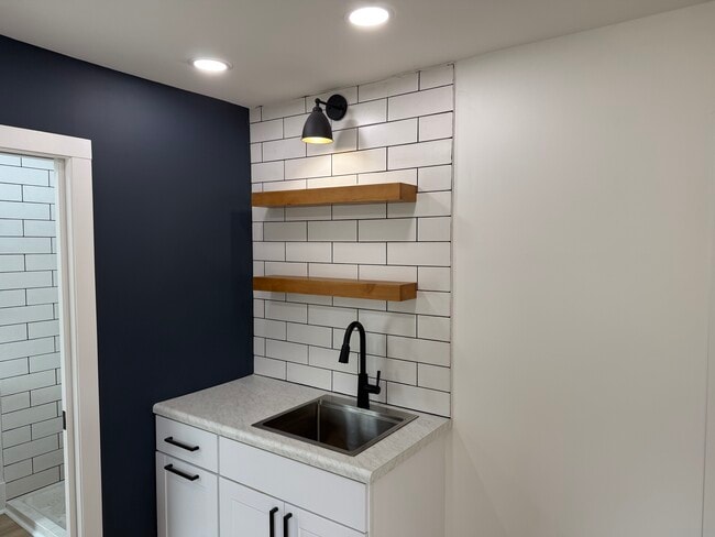 Building Photo - 225 E Peru St