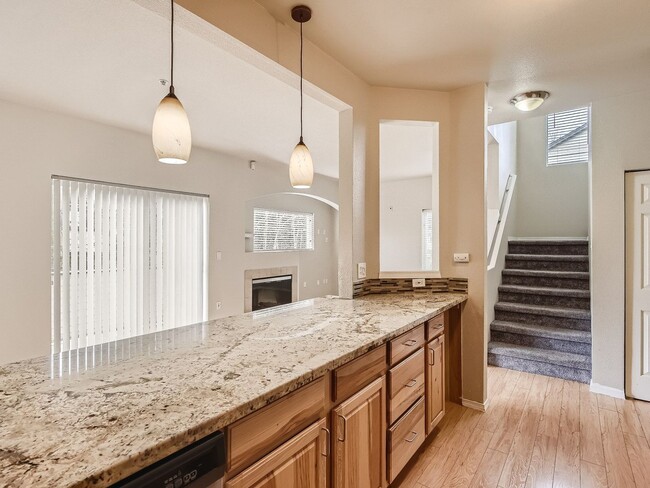 Building Photo - Beautiful 3 Bed 3 Bath Kirkland Townhome @...