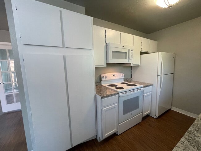 Building Photo - Super 1 Bedroom Condo in Perfect Condition!