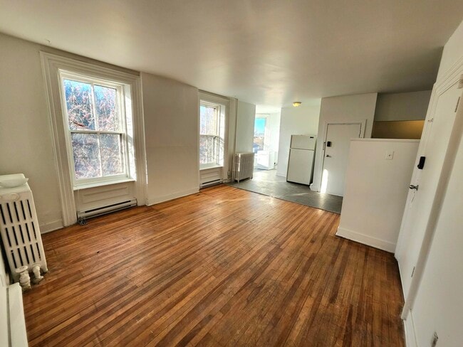 Building Photo - 325 Main St