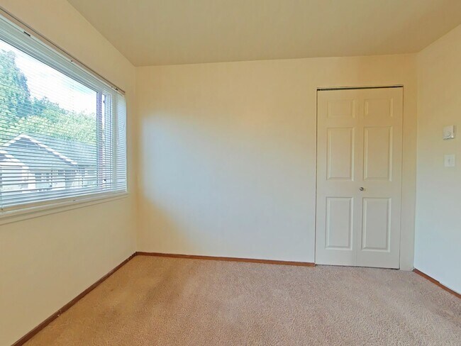 Foto del edificio - 2 Bedroom Apartment ~ Close to Campus ~ Ca...