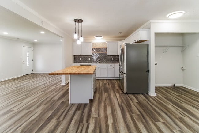 Foto del edificio - 2631 Hillway Dr