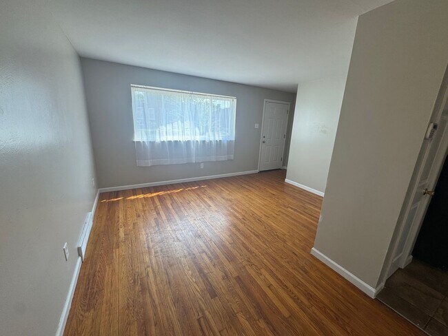 Building Photo - 2 Bedroom Brick Ranch with Garage