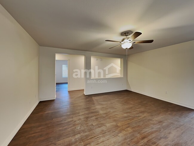 Building Photo - 309 W Vuelta Friso