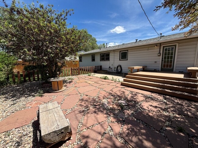 Building Photo - 1007 Sanders Dr