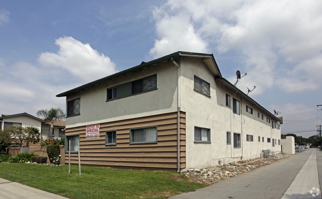 Building Photo - 840-850 N Campus Ave