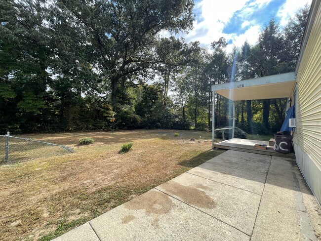 Building Photo - Updated 2 bedroom 2 bath Home in Laurel La...