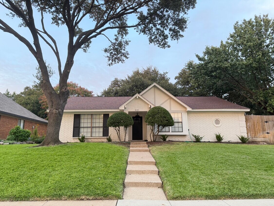 Foto principal - 921 Matilda Dr