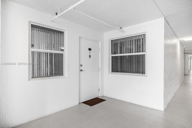 Foto del edificio - 2575 SW 27th Ave
