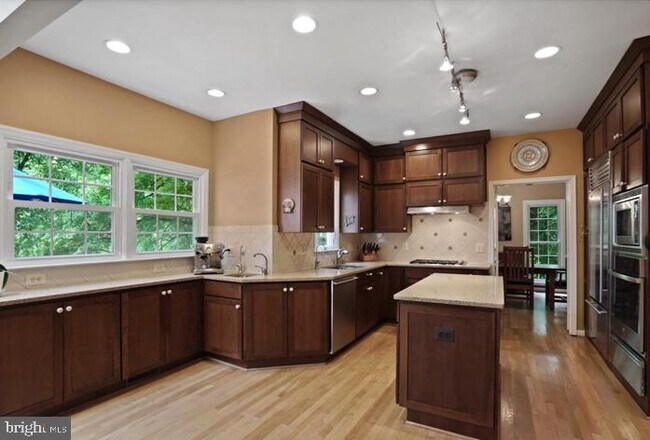 Foto del edificio - 6301 Linway Terrace
