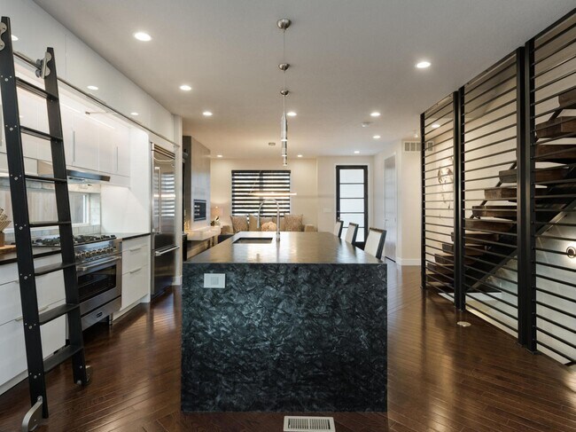 Foto del edificio - 2703 Grove St