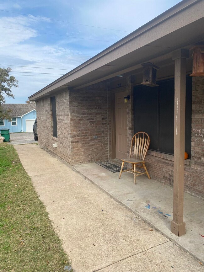 Building Photo - 710 Redwood Dr