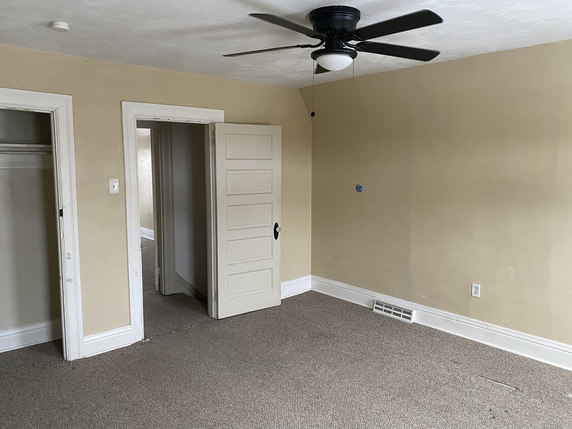Bedroom - 5423 Wellesley Ave