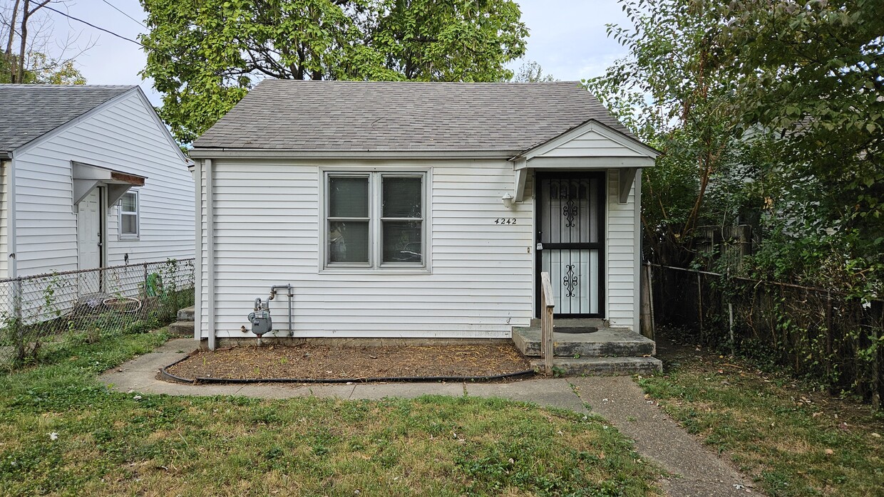 Frente - 4242 Allmond Ave