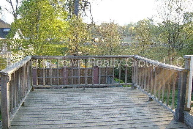 Building Photo - 547 Elmwood Dr NE